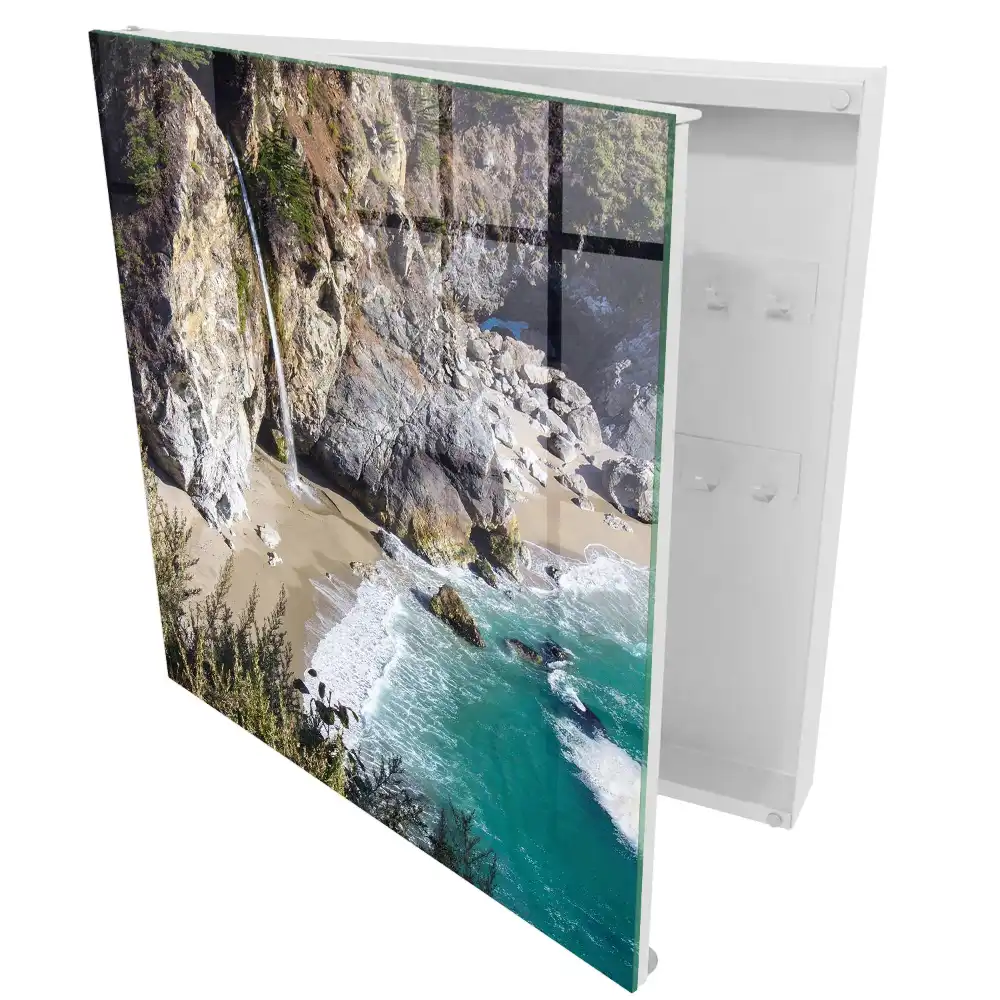 Boîte à clés une cascade se jetant dans l'océan au pied des falaises