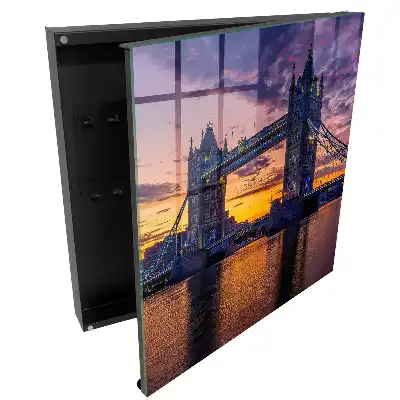 Armoire à clés un pont pittoresque dans la lumière du coucher de soleil