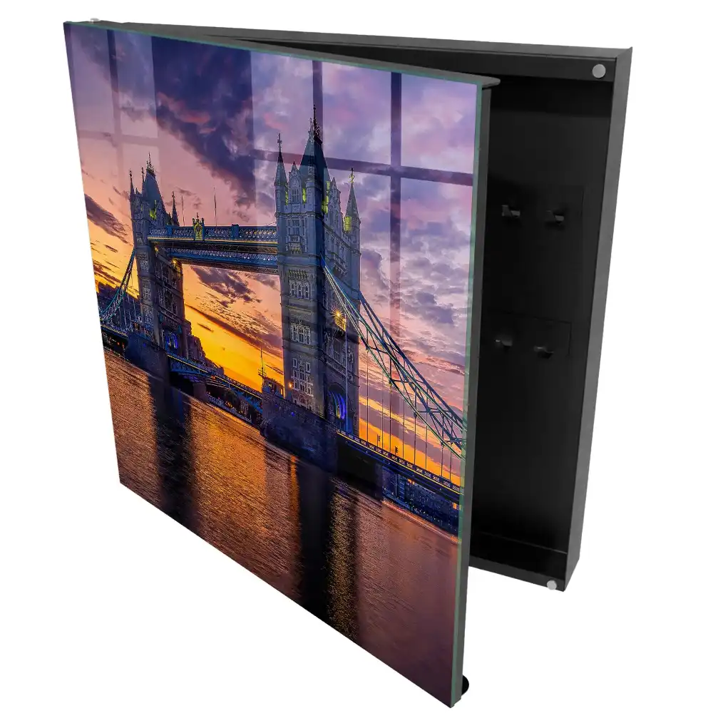 Armoire à clés un pont pittoresque dans la lumière du coucher de soleil