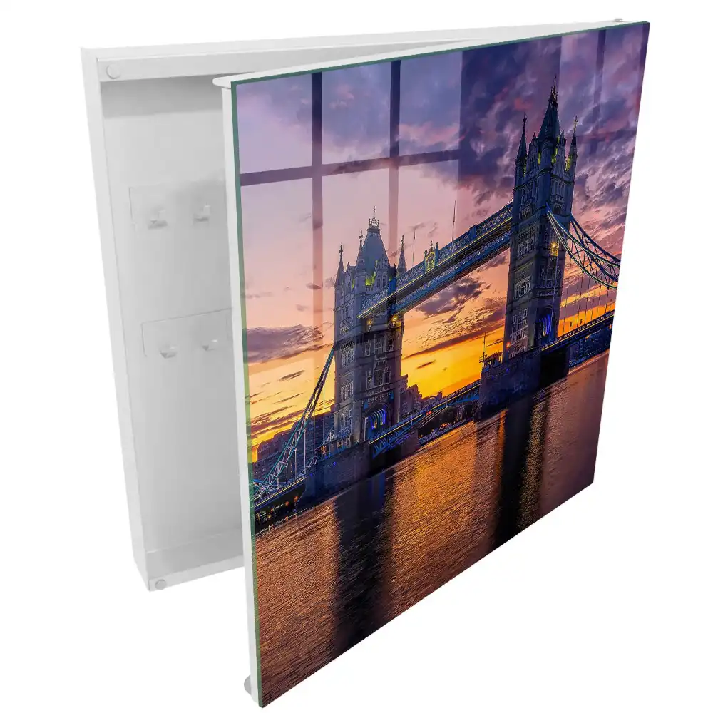 Armoire à clés un pont pittoresque dans la lumière du coucher de soleil