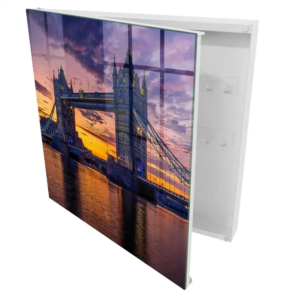Armoire à clés un pont pittoresque dans la lumière du coucher de soleil