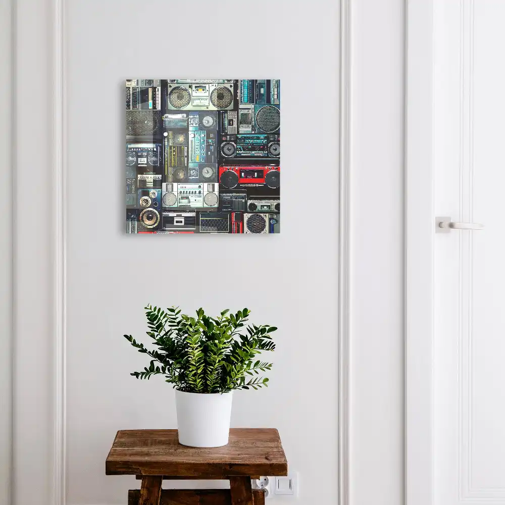 Boîte à clés mosaïque colorée avec appareils audio