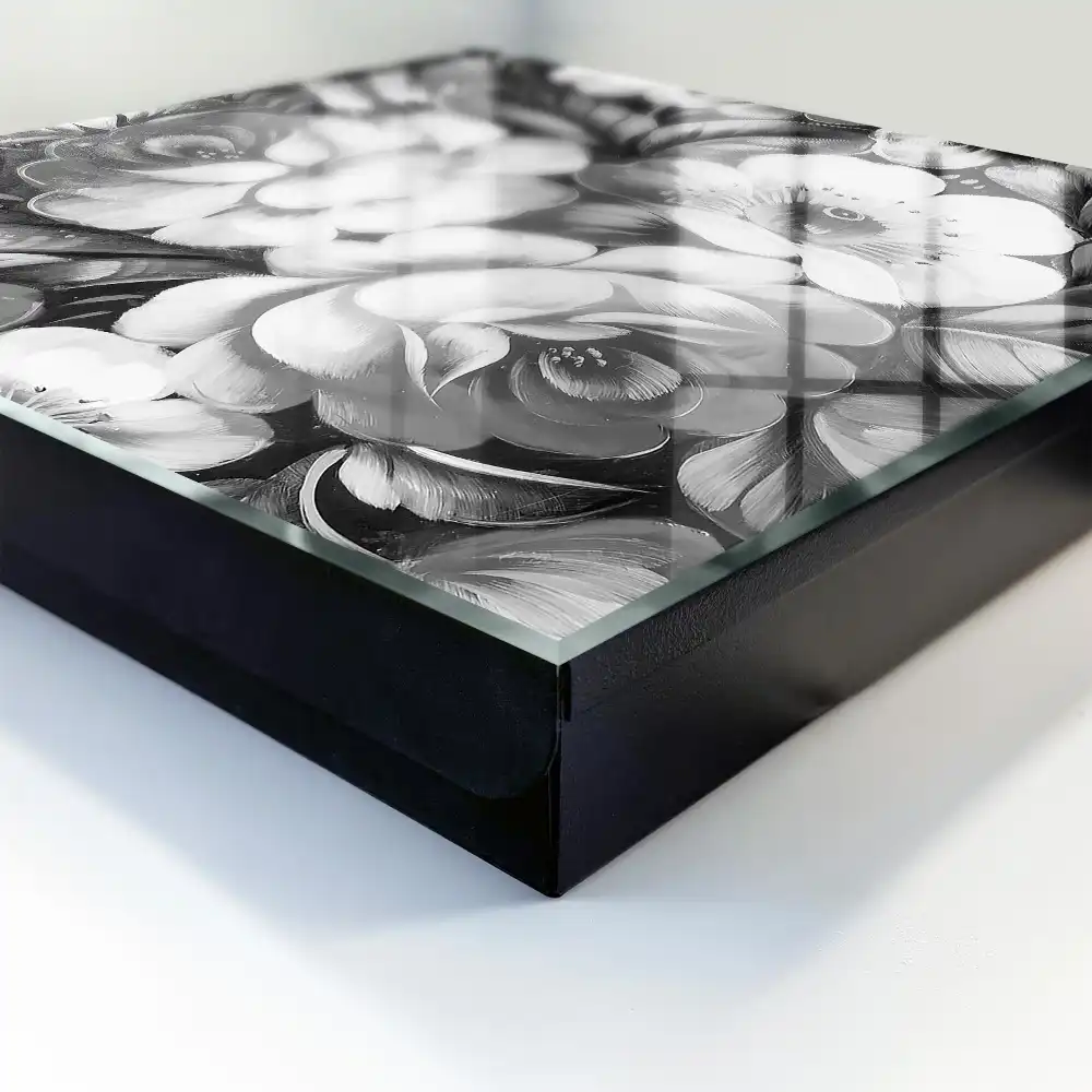Armoire à clés fleurs noires et blanches dans une composition élégante