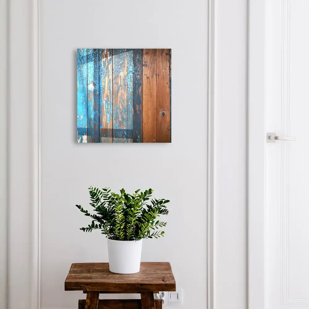 Armoire à clés fond en bois avec peinture bleue écaillée
