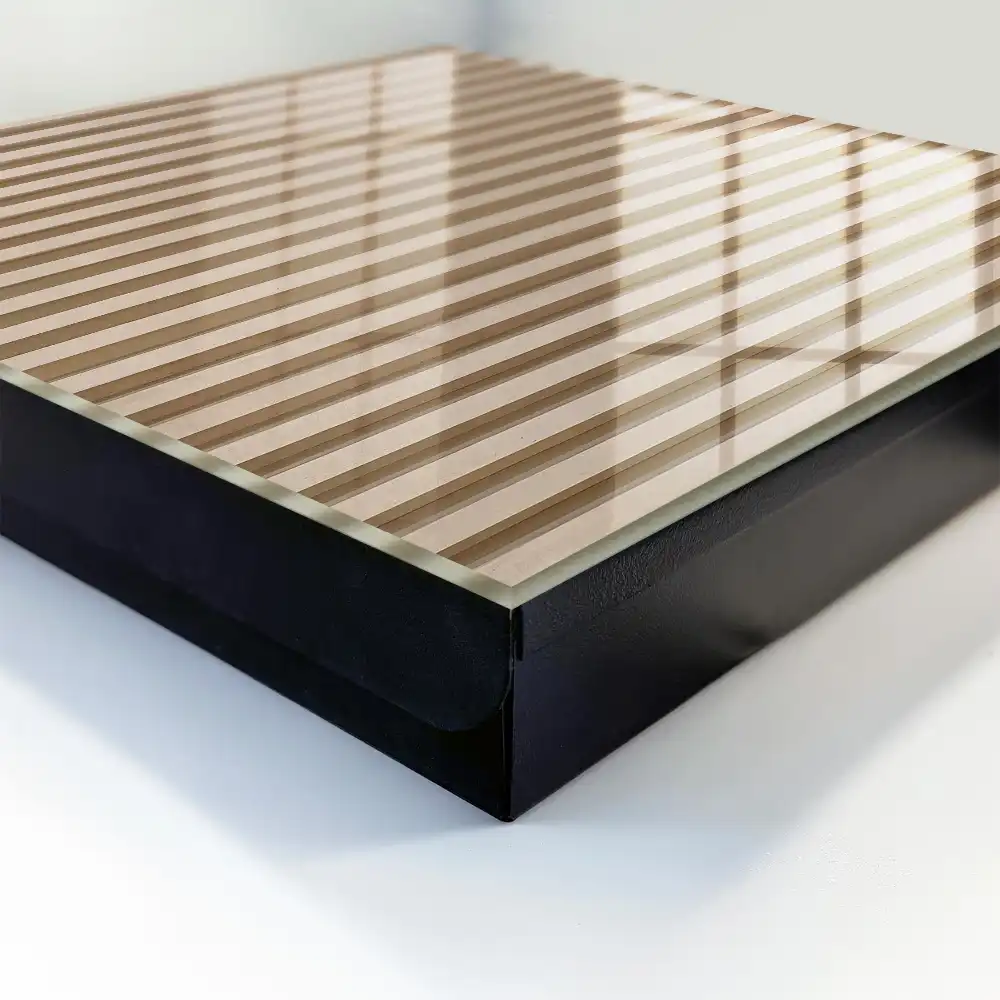 Armoire à clés des lignes verticales beiges créent un effet texturé