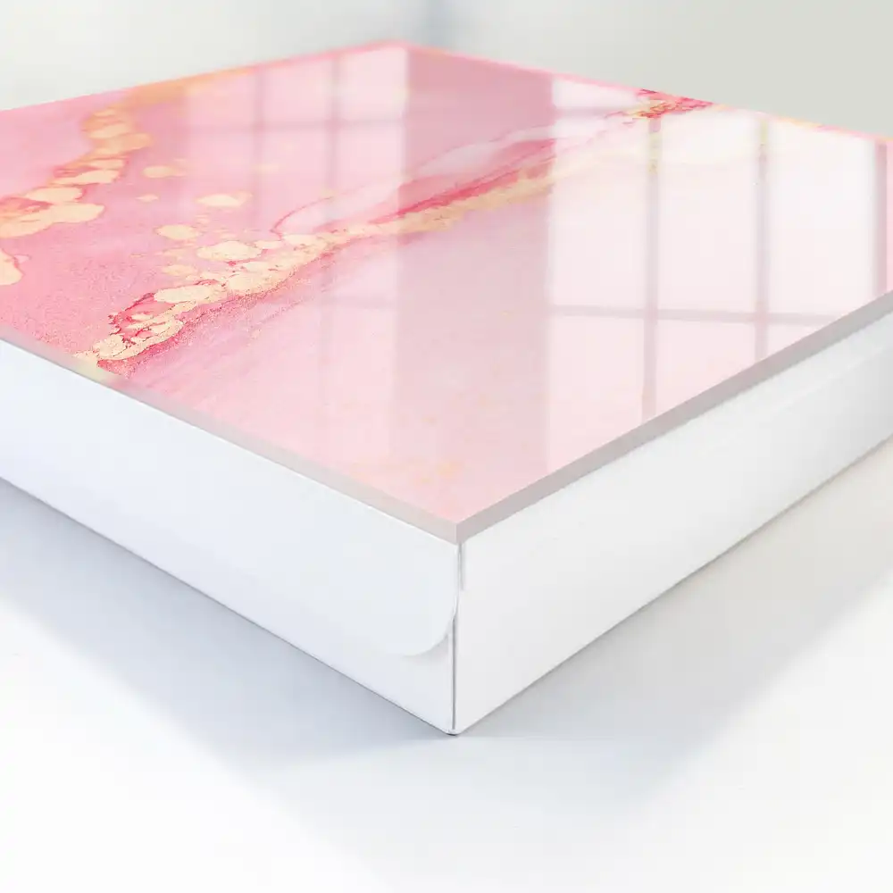 Armoire à clés des tons roses délicats avec une touche de crème.