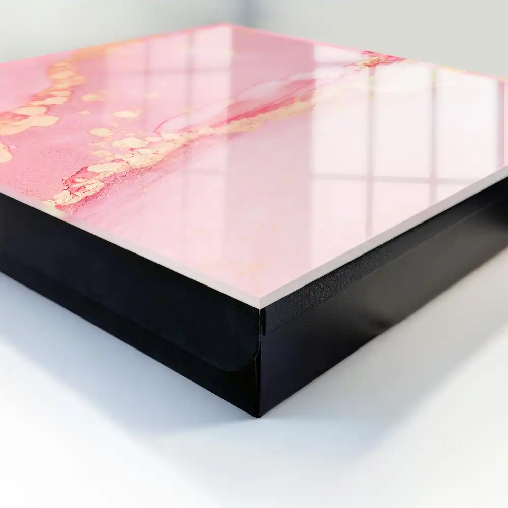 Armoire à clés des tons roses délicats avec une touche de crème.