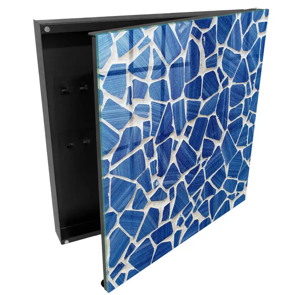 Boîte à clés mosaïque bleue contrastant avec le fond clair