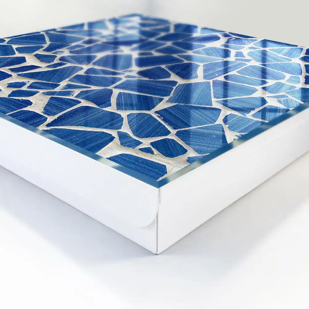Boîte à clés mosaïque bleue contrastant avec le fond clair