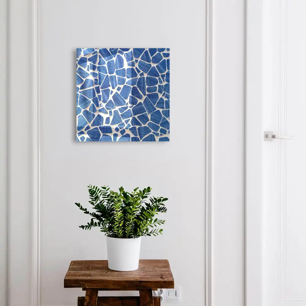 Boîte à clés mosaïque bleue contrastant avec le fond clair