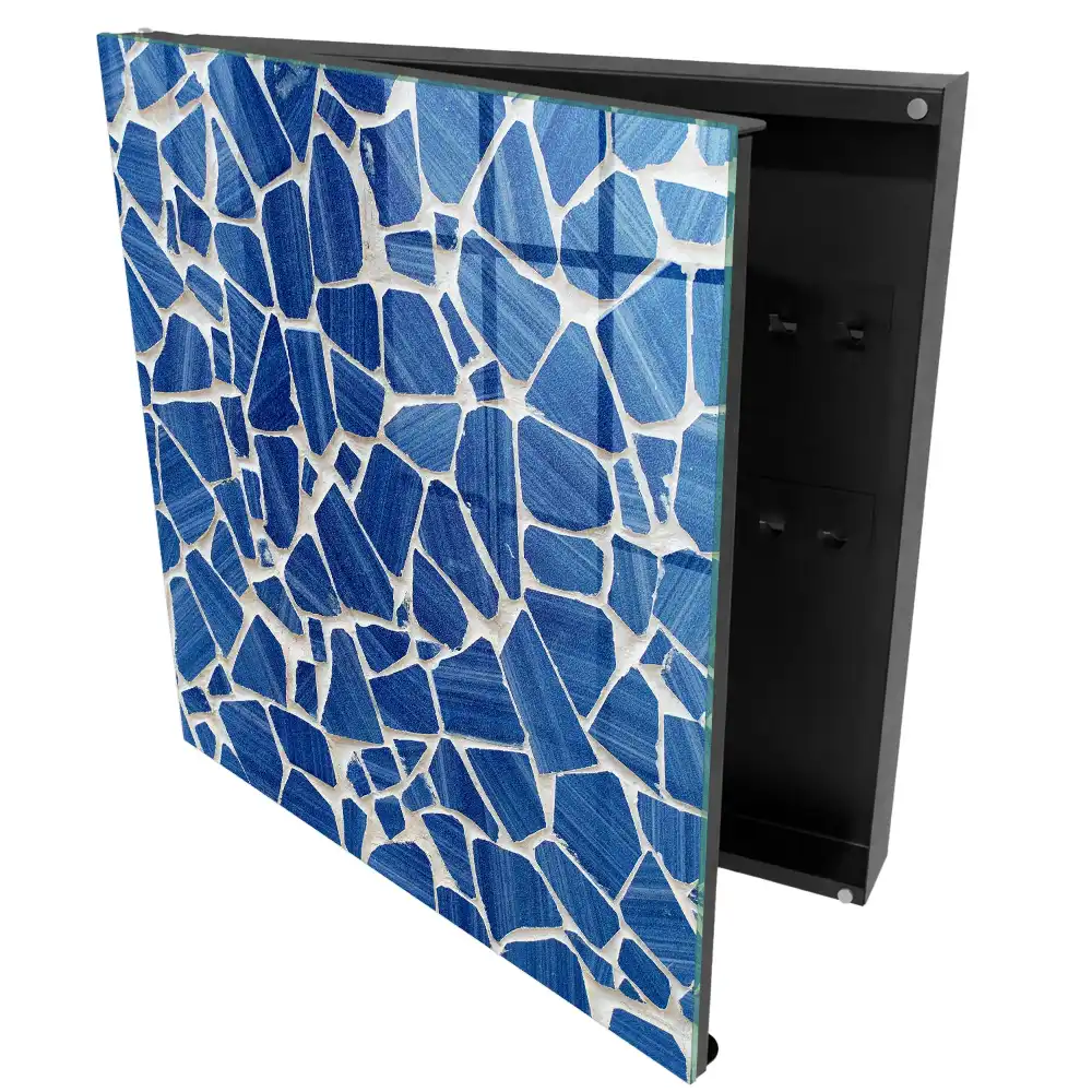 Boîte à clés mosaïque bleue contrastant avec le fond clair