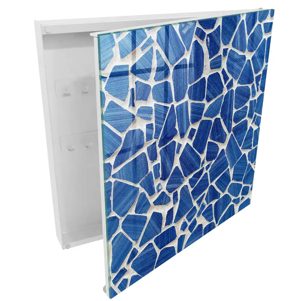 Boîte à clés mosaïque bleue contrastant avec le fond clair