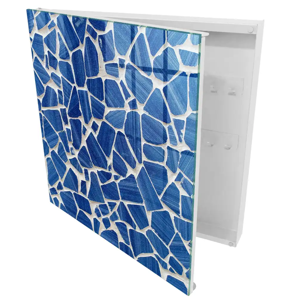 Boîte à clés mosaïque bleue contrastant avec le fond clair