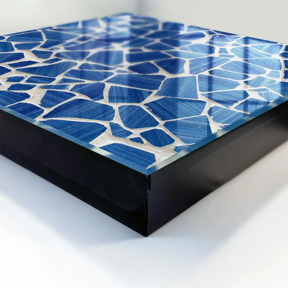 Boîte à clés mosaïque bleue contrastant avec le fond clair