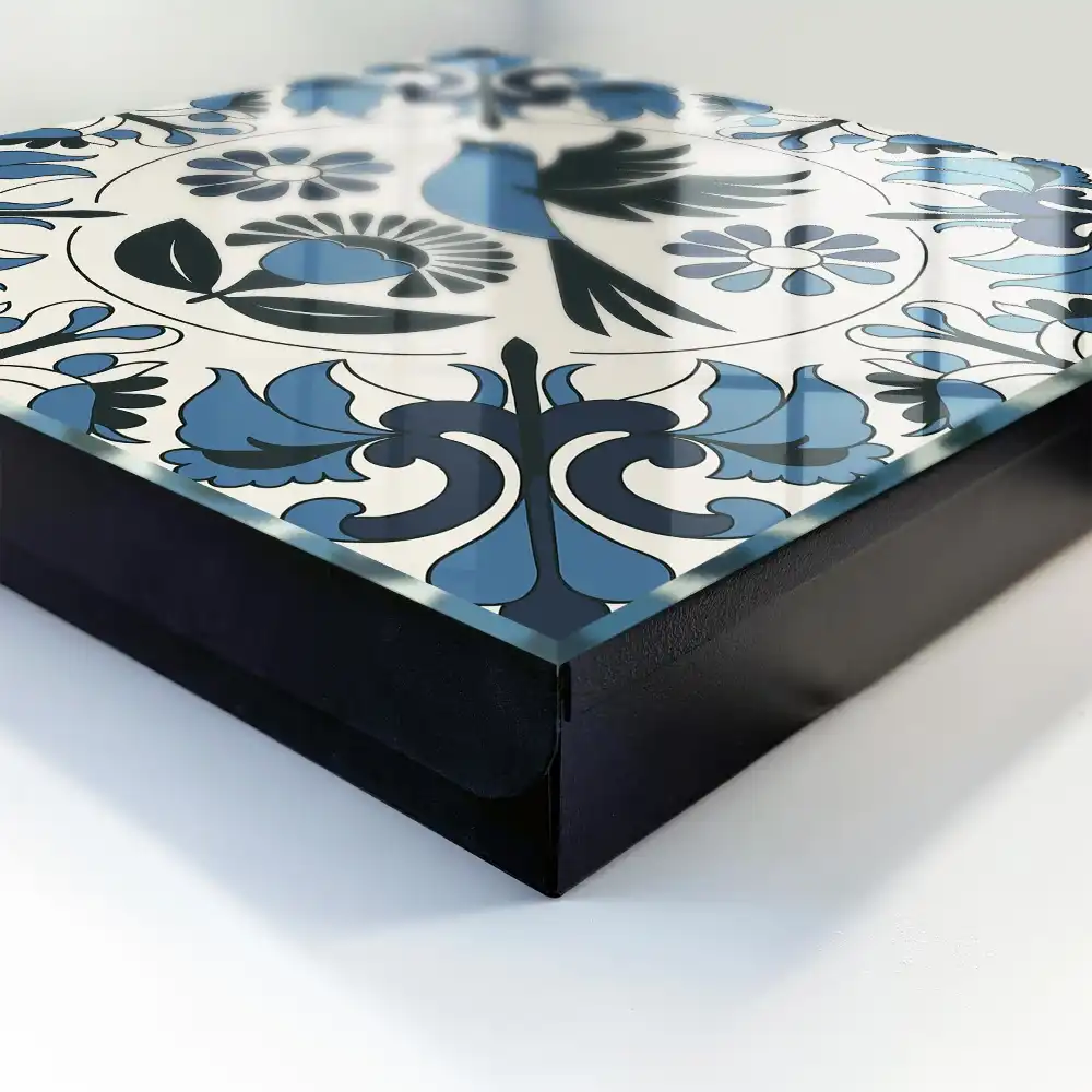 Armoire à clés un oiseau parmi des motifs dans des tons de bleu