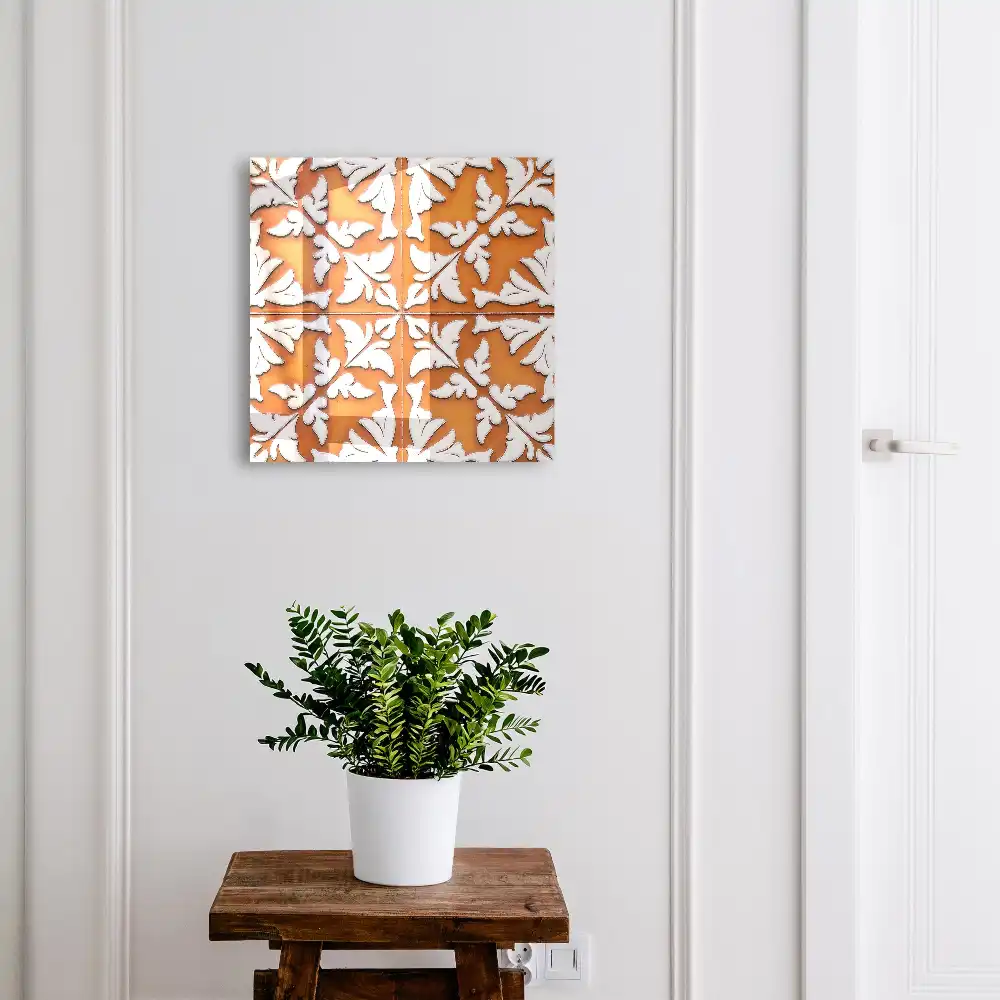 Boîte à clés décorations blanches sur fond orange