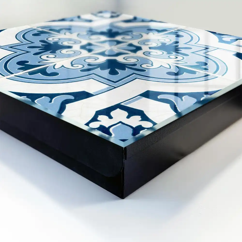 Armoire à clés motifs symétriques dans les tons de bleu