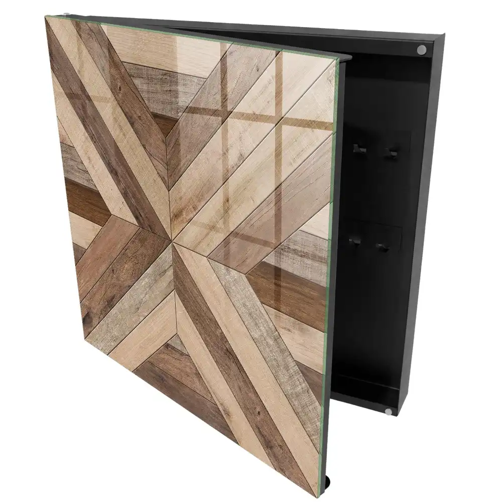 Armoire à clés panneaux géométriques en bois dans la nature