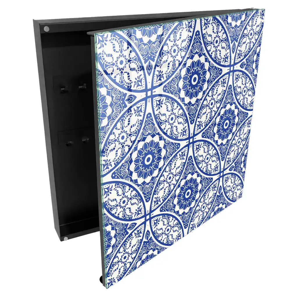 Armoire à clés détails bleus motifs géométriques