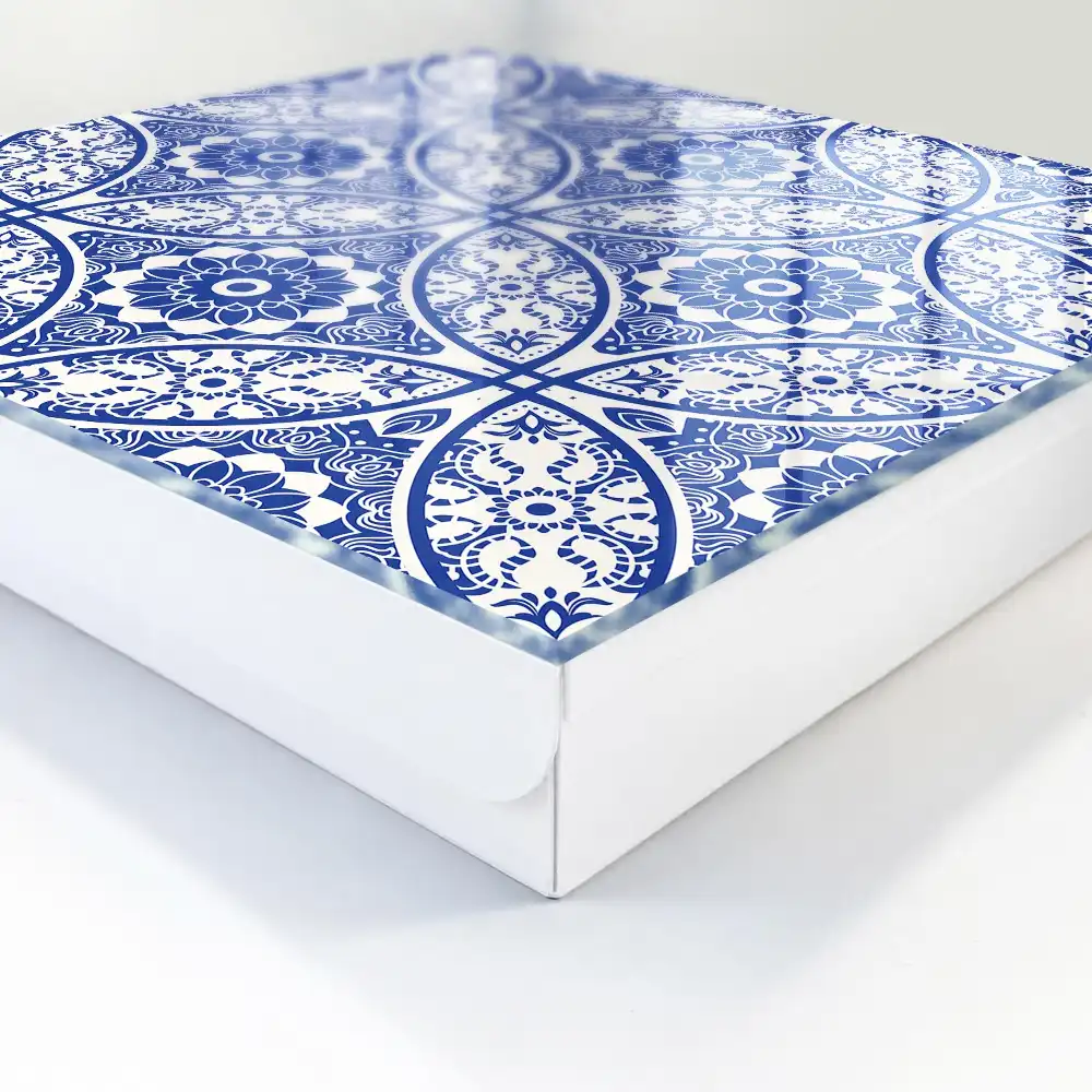 Armoire à clés détails bleus motifs géométriques