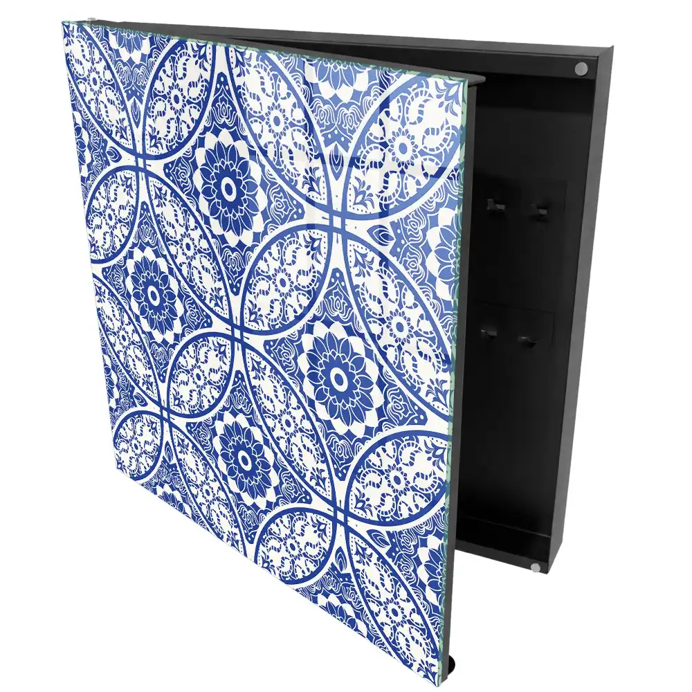 Armoire à clés détails bleus motifs géométriques