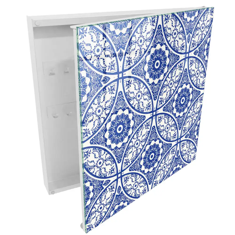 Armoire à clés détails bleus motifs géométriques