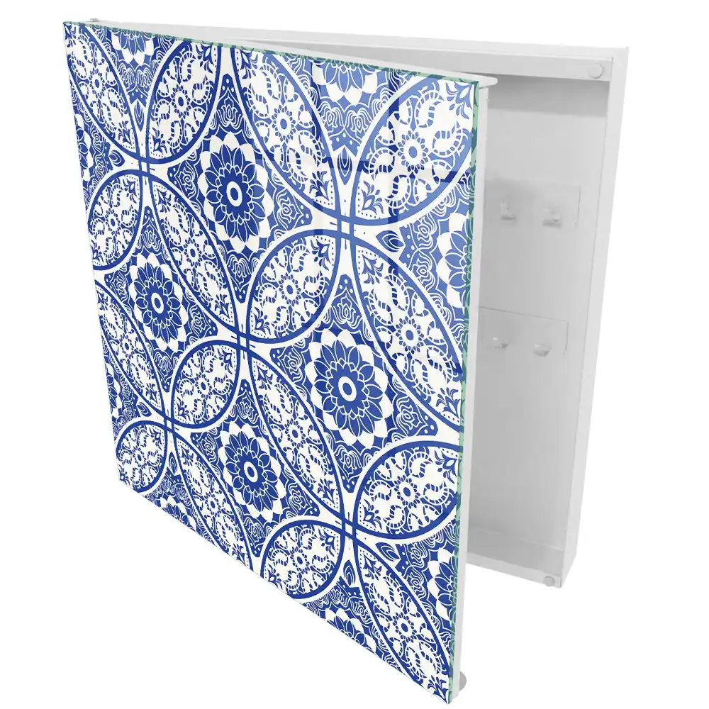 Armoire à clés détails bleus motifs géométriques