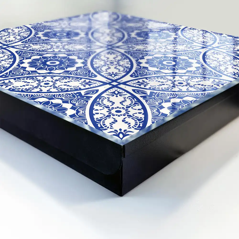 Armoire à clés détails bleus motifs géométriques