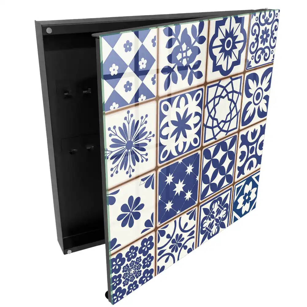 Armoire à clés motifs géométriques dans les tons bleus et blancs