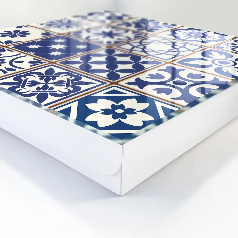 Armoire à clés motifs géométriques dans les tons bleus et blancs