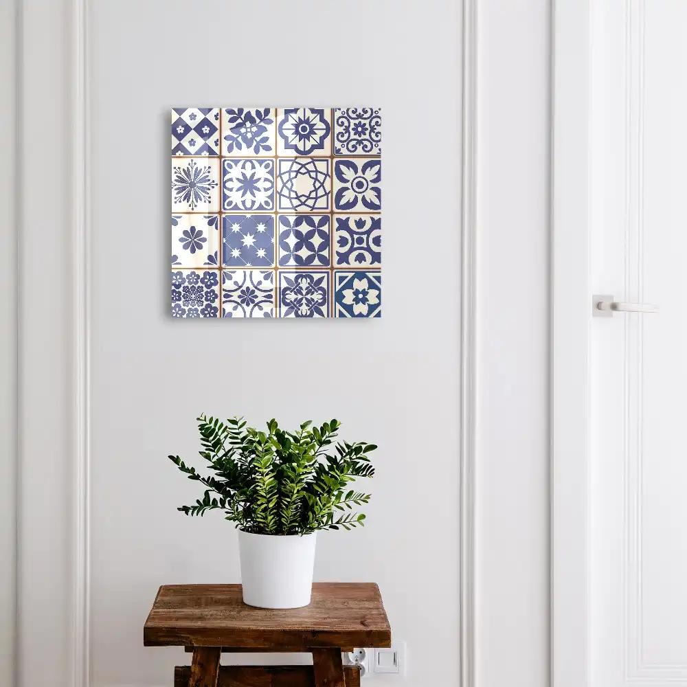 Armoire à clés motifs géométriques dans les tons bleus et blancs