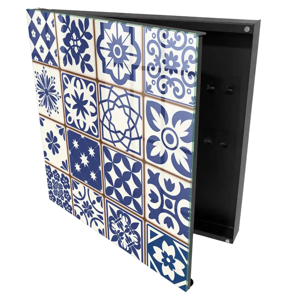 Armoire à clés motifs géométriques dans les tons bleus et blancs