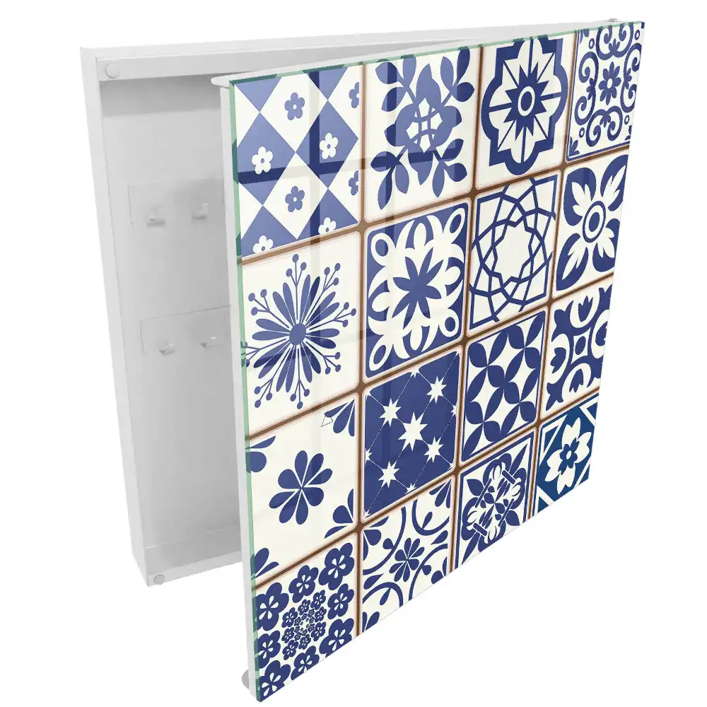 Armoire à clés motifs géométriques dans les tons bleus et blancs
