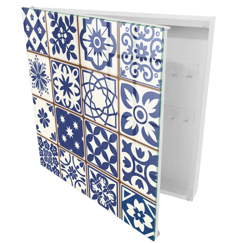Armoire à clés motifs géométriques dans les tons bleus et blancs