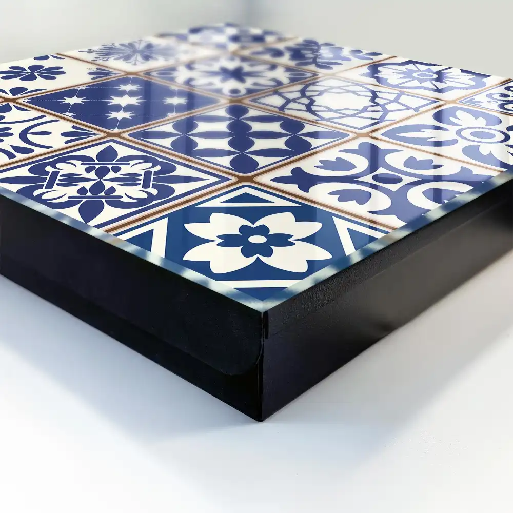 Armoire à clés motifs géométriques dans les tons bleus et blancs