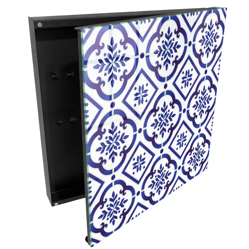 Boîte à clés motifs bleus sur fond blanc harmonie rassurante