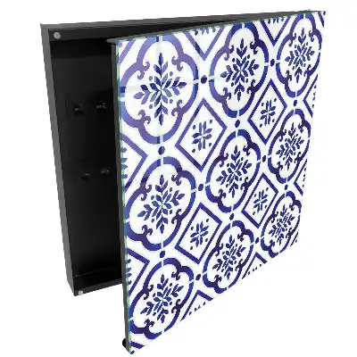 Boîte à clés motifs bleus sur fond blanc harmonie rassurante