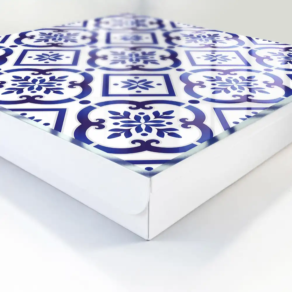 Boîte à clés motifs bleus sur fond blanc harmonie rassurante
