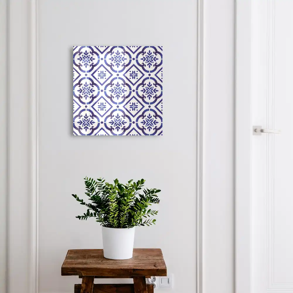 Boîte à clés motifs bleus sur fond blanc harmonie rassurante