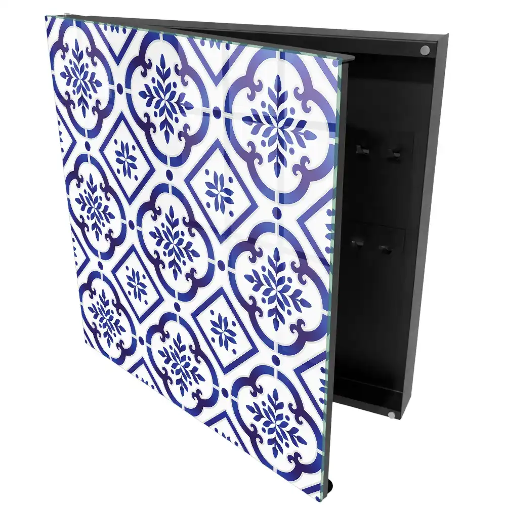 Boîte à clés motifs bleus sur fond blanc harmonie rassurante