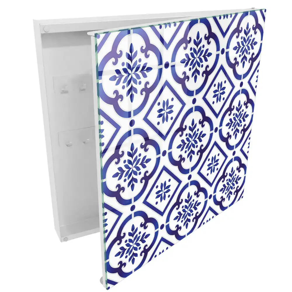 Boîte à clés motifs bleus sur fond blanc harmonie rassurante