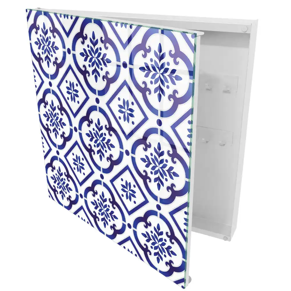 Boîte à clés motifs bleus sur fond blanc harmonie rassurante
