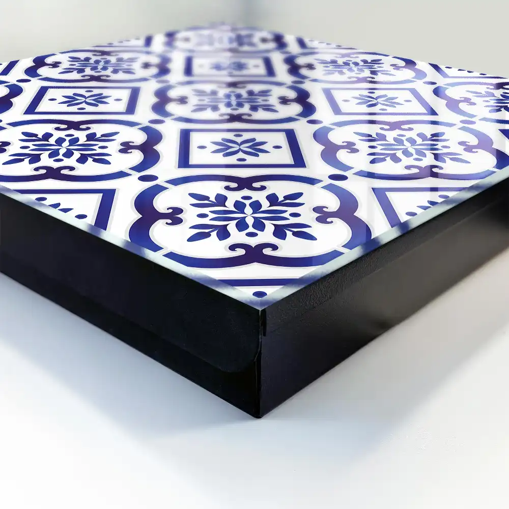 Boîte à clés motifs bleus sur fond blanc harmonie rassurante