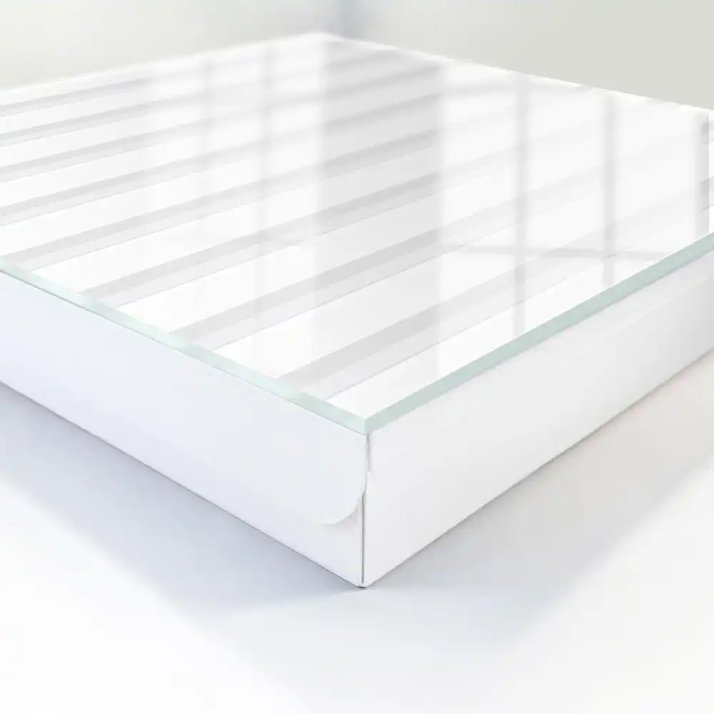 Boîte à clés rayures verticales grises dans un style minimaliste