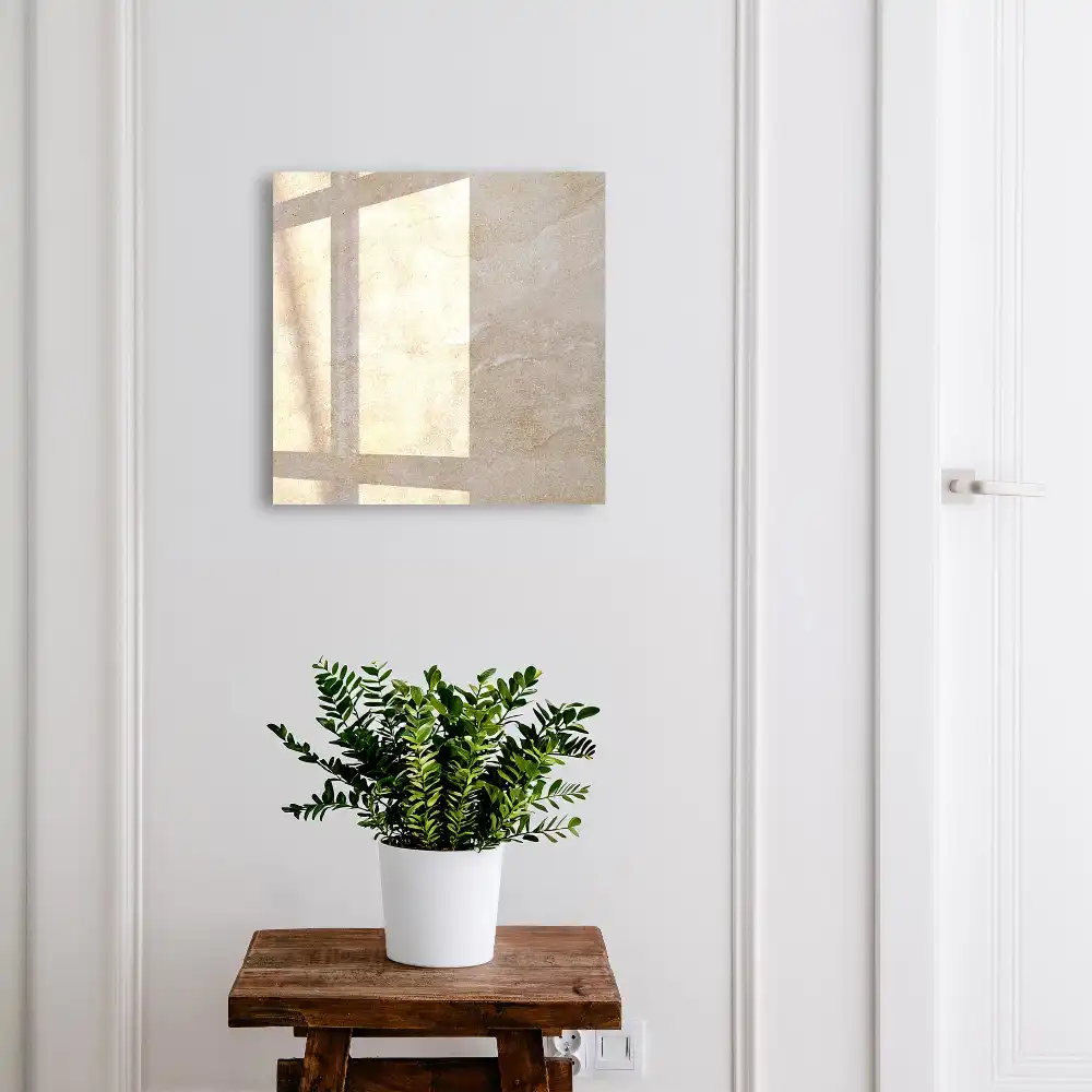 Boîte à clés motifs beiges délicats sur fond blanc