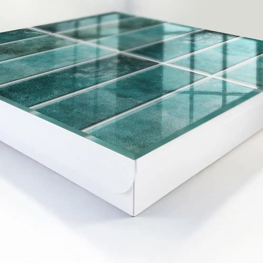 Boîte à clés murale des carreaux turquoise qui enrichissent l'espace