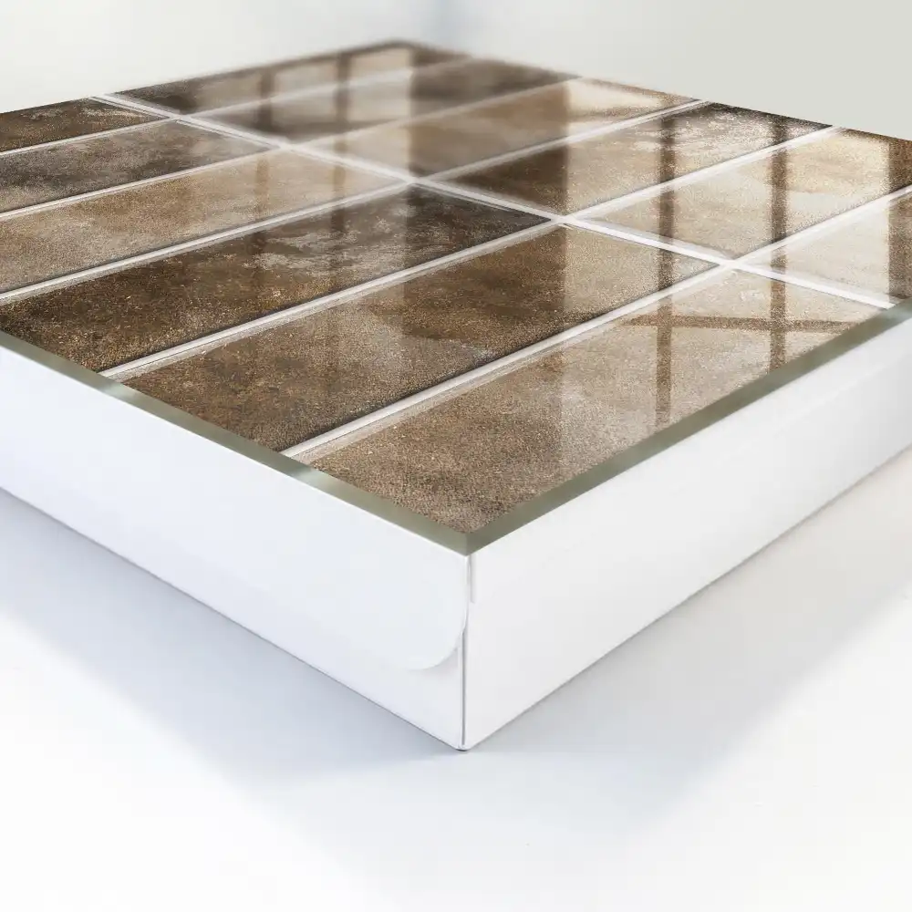 Armoire à clés des carreaux bruns variés qui ajoutent de la chaleur