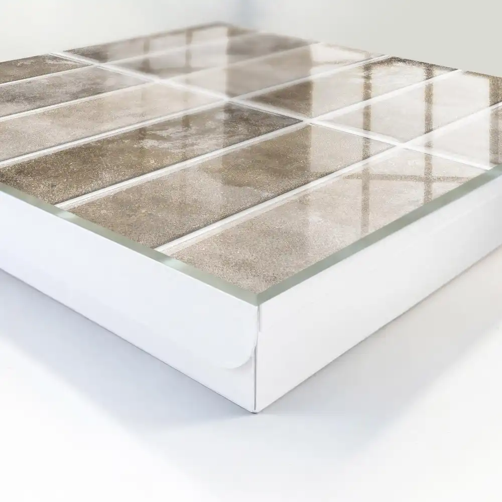 Boîte à clés murale des carreaux dans différentes nuances de gris et de brun