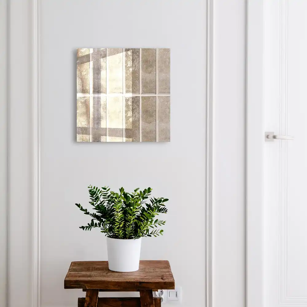 Boîte à clés murale des carreaux dans différentes nuances de gris et de brun