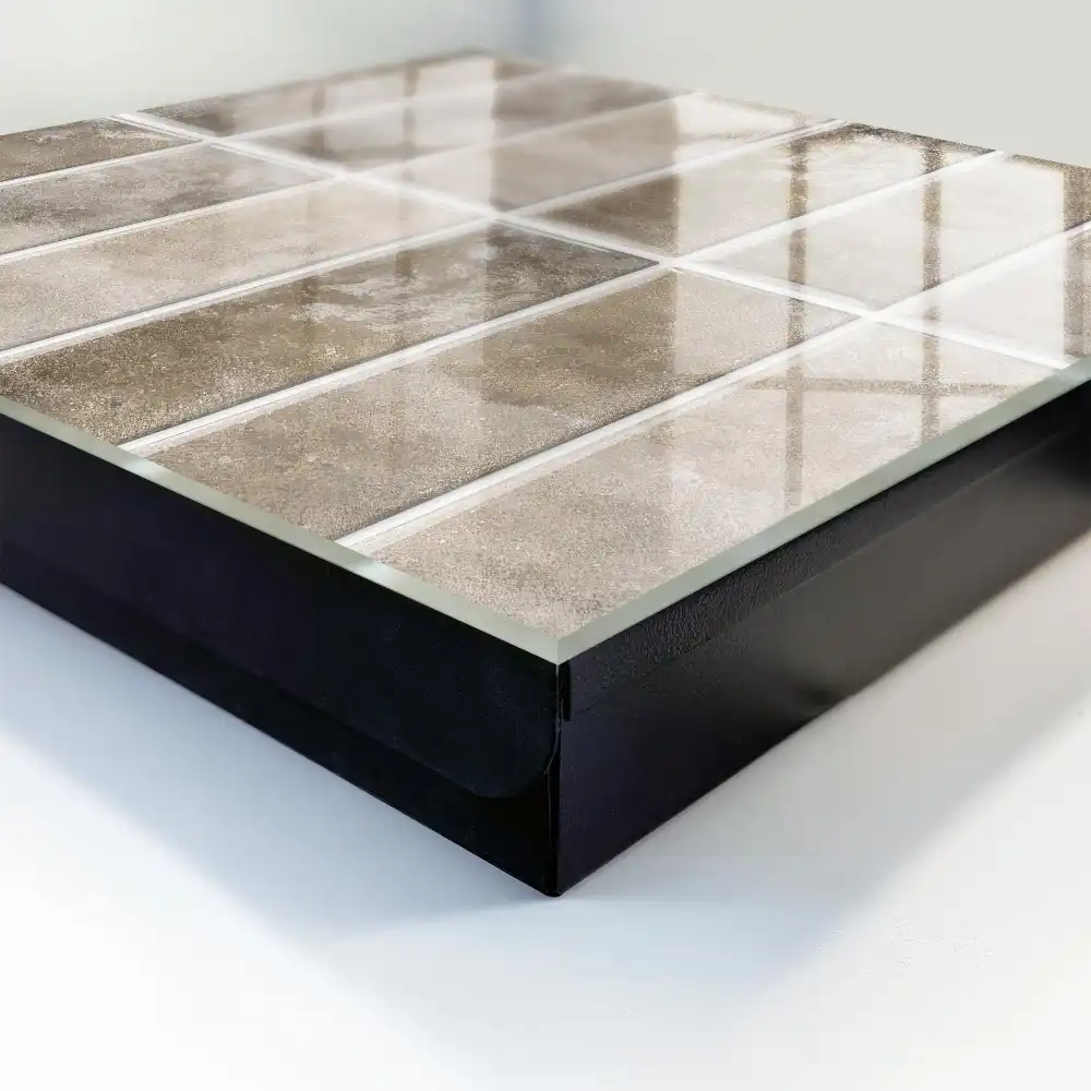 Boîte à clés murale des carreaux dans différentes nuances de gris et de brun